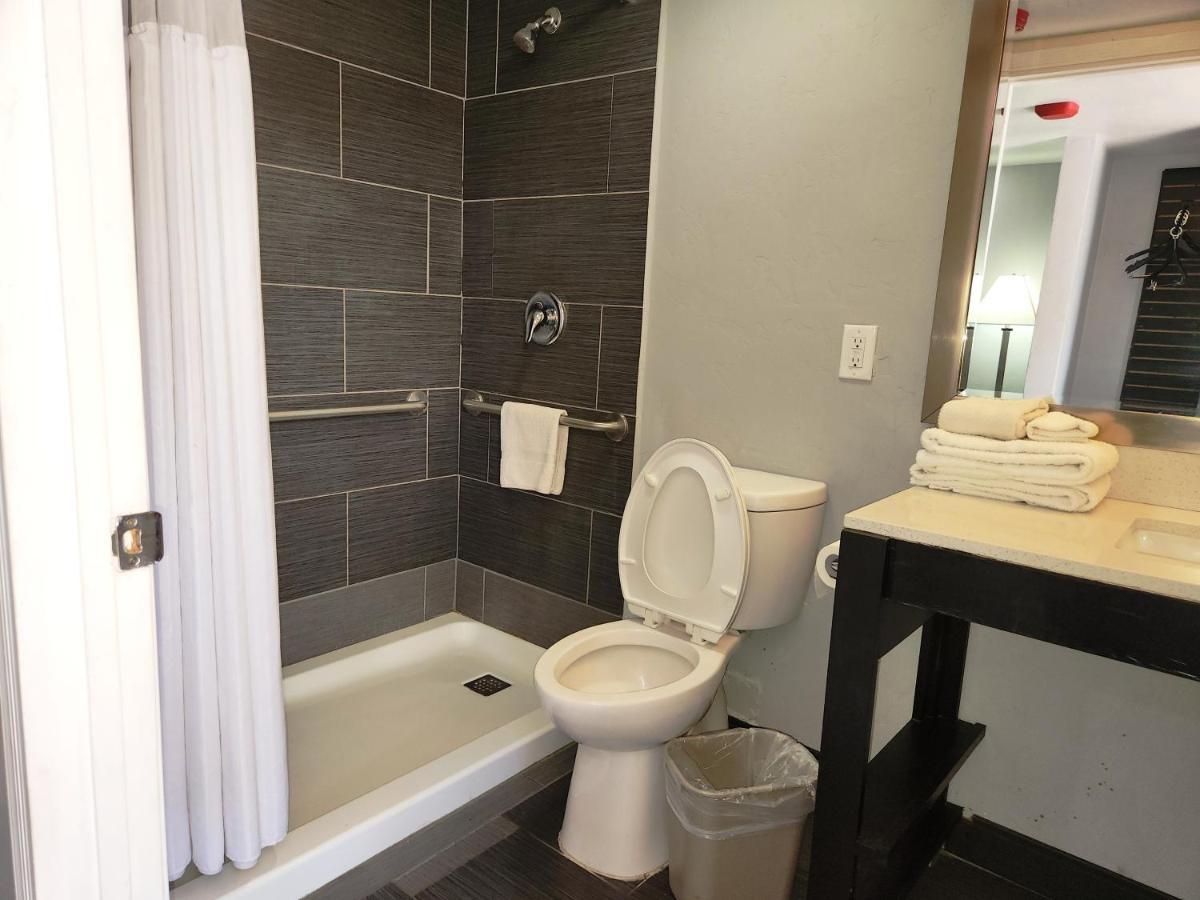 Red Lion & Downtown Hotel 2*