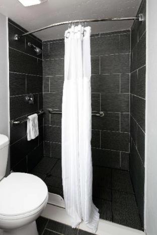 Red Lion & Downtown Hotel 2*