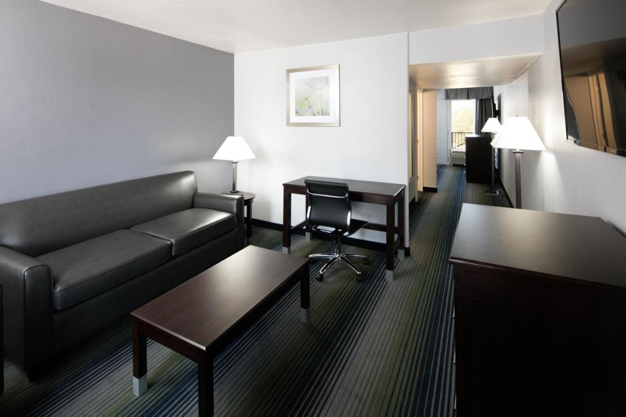Red Lion & Downtown Hotel 2*